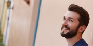 Ο Θοδωρής Βουτσικάκης ερμηνεύει Μίκη Θεοδωράκη στο Ενετικό Λιμάνι σε διασκευή Γιάννη Μπελώνη