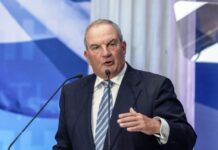 Τα χειροκροτήματα στον Καραμανλή εκνευρίζουν το Μαξίμου
