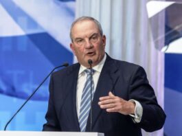 Τα χειροκροτήματα στον Καραμανλή εκνευρίζουν το Μαξίμου