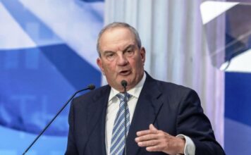 Τα χειροκροτήματα στον Καραμανλή εκνευρίζουν το Μαξίμου