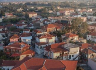 Το επιβλητικό παλαιό Δημαρχείο Οινιάδος στην Κατοχή