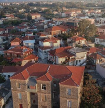 Το επιβλητικό παλαιό Δημαρχείο Οινιάδος στην Κατοχή