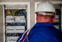 Στη Δικαιοσύνη απειλεί να καταγγείλει τους «λαθρεγκαταστάτες» ο Σύνδεσμος των Ηλεκτρολόγων