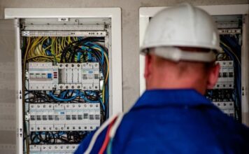 Στη Δικαιοσύνη απειλεί να καταγγείλει τους «λαθρεγκαταστάτες» ο Σύνδεσμος των Ηλεκτρολόγων