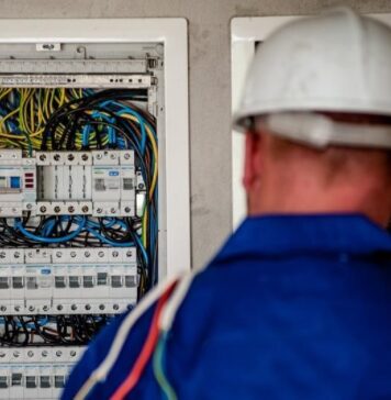 Στη Δικαιοσύνη απειλεί να καταγγείλει τους «λαθρεγκαταστάτες» ο Σύνδεσμος των Ηλεκτρολόγων