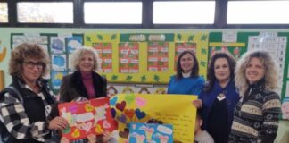 Παιχνίδια και δώρα σε μαθητές στον Παλαμά Καρδίτσας μοίρασε η Ακτίνα Εθελοντισμού