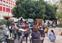 Μαθητές στολίζουν την Παρασκευή το Δένδρο της Αγάπης στο Αγρίνιο