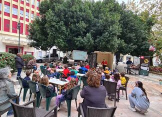 Μαθητές στολίζουν την Παρασκευή το Δένδρο της Αγάπης στο Αγρίνιο