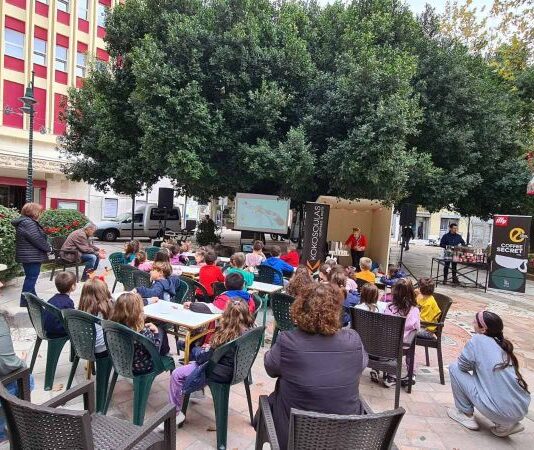 Μαθητές στολίζουν την Παρασκευή το Δένδρο της Αγάπης στο Αγρίνιο