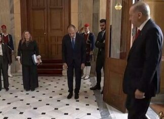 Ο Γεραπετρίτης, ο εξαμιλίτης, υποκλίνεται εν είδει φόρου υποτελούς ηγεμόνα της Μολδοβλαχίας