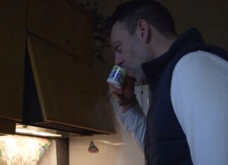 Έψησε μόνος του τον καφέ ο Κασσελάκης στην κουζίνα της Αθηνάς Παπαχρήστου