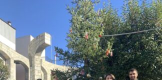 Το ΚΔΑΠ ΑμεΑ ΣυμβαδίΖΩ στόλισε το Χριστουγεννιάτικο δέντρο στη πλατεία Τρία Φανάρια