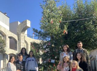 Το ΚΔΑΠ ΑμεΑ ΣυμβαδίΖΩ στόλισε το Χριστουγεννιάτικο δέντρο στη πλατεία Τρία Φανάρια