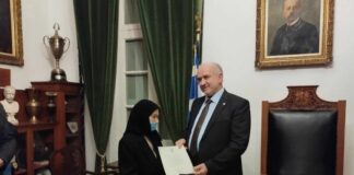 Το «Χρυσό Μετάλλιο» στη δωρήτρια Αθηνά Παπαχρήστου από το Δήμο Ι.Π. Μεσολογγίου