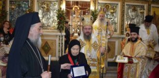 Ο Χρυσός Σταυρός της Μητρόπολης στην Αθηνά Παπαχρήστου