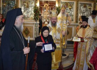 Ο Χρυσός Σταυρός της Μητρόπολης στην Αθηνά Παπαχρήστου