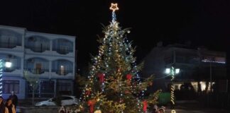 Φωταγωγήθηκαν τα χριστουγεννιάτικα δέντρα σε όλο το Δήμο Αμφιλοχίας