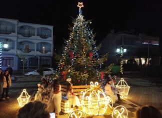 Φωταγωγήθηκαν τα χριστουγεννιάτικα δέντρα σε όλο το Δήμο Αμφιλοχίας