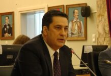 «Για τα μάτια του κόσμου οι διαμαρτυρίες της μείζονος»