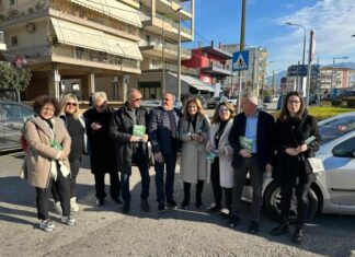 Το ΠΑΣΟΚ στη λαϊκή έδειξε εξωστρέφεια, αλλά «ψώνισε» εσωστρέφεια