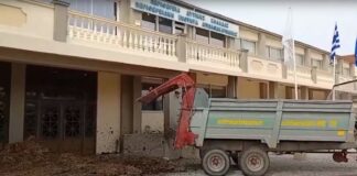 Απαράδεκτη ενέργεια, λέει ο Σύλλογος Ελαιοπαραγωγών Αιτωλικού για την κοπριά στο Διοικητήριο της Περιφέρειας