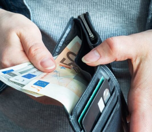 Η Ελλάδα παραμένει στο πάτο της αγοραστικής δύναμης στην Ευρώπη παρά την αύξηση του κατώτατου