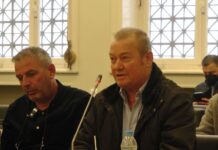 Προφανώς δεν είναι κωφοί, επιλέγουν