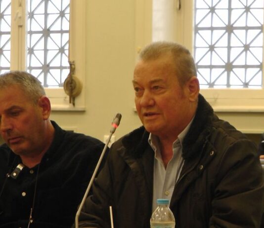 Προφανώς δεν είναι κωφοί, επιλέγουν