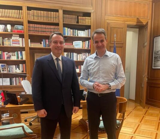 -Πρόεδρε, μας πέταξαν κοπριά και σανό στ’ Αγρίνιο – Βρε, Θανασάκη, ό,τι δίνεις παίρνεις σε αυτή τη ζωή…