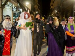 Αποκριάτικα πεζοδρομο-πατήματα με Μπούλες στους πεζόδρομους τoυ Αγρινίου