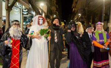 Αποκριάτικα πεζοδρομο-πατήματα με Μπούλες στους πεζόδρομους τoυ Αγρινίου