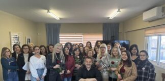 Λουλούδια στις γυναίκες του Δημαρχείου πρόσφερε ο Σπύρος Διαμαντόπουλος