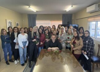 Λουλούδια στις γυναίκες του Δημαρχείου πρόσφερε ο Σπύρος Διαμαντόπουλος