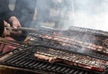 Τσικνοπέμπτη: Αντιδράσεις για το τσίκνισμα στα σχολεία – «Οι ψησταριές δεν έχουν θέση στις τάξεις»