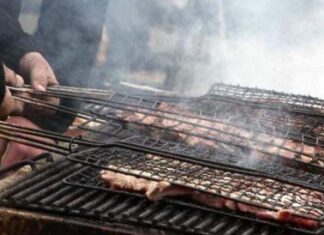 Τσικνοπέμπτη: Αντιδράσεις για το τσίκνισμα στα σχολεία – «Οι ψησταριές δεν έχουν θέση στις τάξεις»