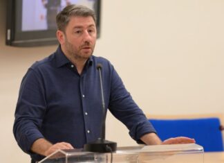 Ο Ανδρουλάκης δεν σκοπεύει να διευκολύνει τις εξελίξεις στο ΠΑΣΟΚ, αποχωρώντας από την ηγεσία του