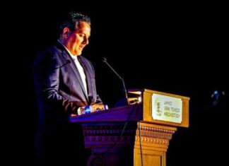Χειροκρότημα σε Διαμαντόπουλο για τη «στυγνή Μήδεια» με αφορμή το Πρωτοδικείο Μεσολογγίου