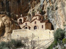 Πανηγυρίζει το παρεκκλήσιο του Τιμίου Σταυρού της Ιεράς Μονής Αγίας Ελεούσης