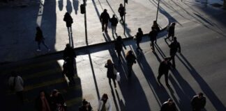 Δημογραφική κατάρρευση: Oι άνω των 65 σχεδόν 1 εκατ. περισσότεροι από τους νέους 0-14 ετών