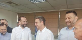 Συνάντηση Μητσοτάκη με Φαρμάκη στα γραφεία της Περιφέρειας στο Αγρίνιο