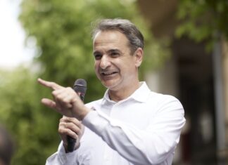 Η… ακροκεντρώα στρατηγική οδήγησε τη ΝΔ σε ιστορική συρρίκνωση