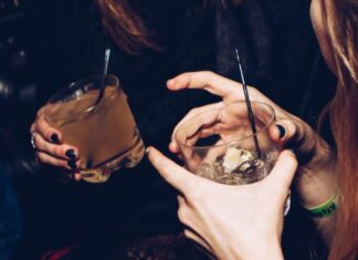 Παράβαση σε κατάστημα υγειονομικού ενδιαφέροντος στη Νάυπακτο για κατανάλωση αλκοόλ από ανήλικο