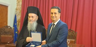 Το αξιακό χάος που χωρίζει τους δύο τελευταίους Επίτιμους Δημότες του Αγρινίου