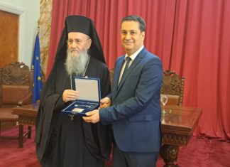 Το αξιακό χάος που χωρίζει τους δύο τελευταίους Επίτιμους Δημότες του Αγρινίου