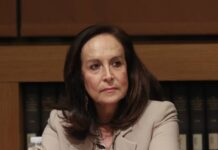 Αντιαμερικανική παντιέρα ξαφνικά από τη Διαμαντοπούλου