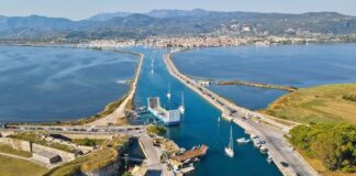 Λιγότερες φορές θα κλείνει η πλωτή γέφυρα της Λευκάδας για να μειωθούν οι ουρές στην είσοδο του νησιού