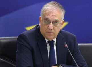 Oύτε 50 βουλευτές της ΝΔ για να ακούσουν τις εξηγήσεις Θεοδωρικάκου για την ακρίβεια