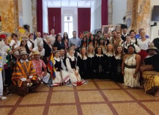 H επίσημη υποδοχή των ξένων χορευτικών στο Αγρίνιο