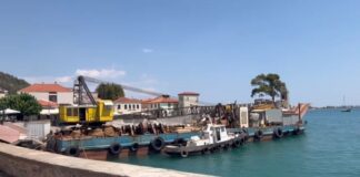 Ναύπακτος: Μέχρι την αναστύλωση του λιμανιού η φορτηγίδα «έφερε» οπτική ρύπανση