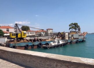 Ναύπακτος: Μέχρι την αναστύλωση του λιμανιού η φορτηγίδα «έφερε» οπτική ρύπανση